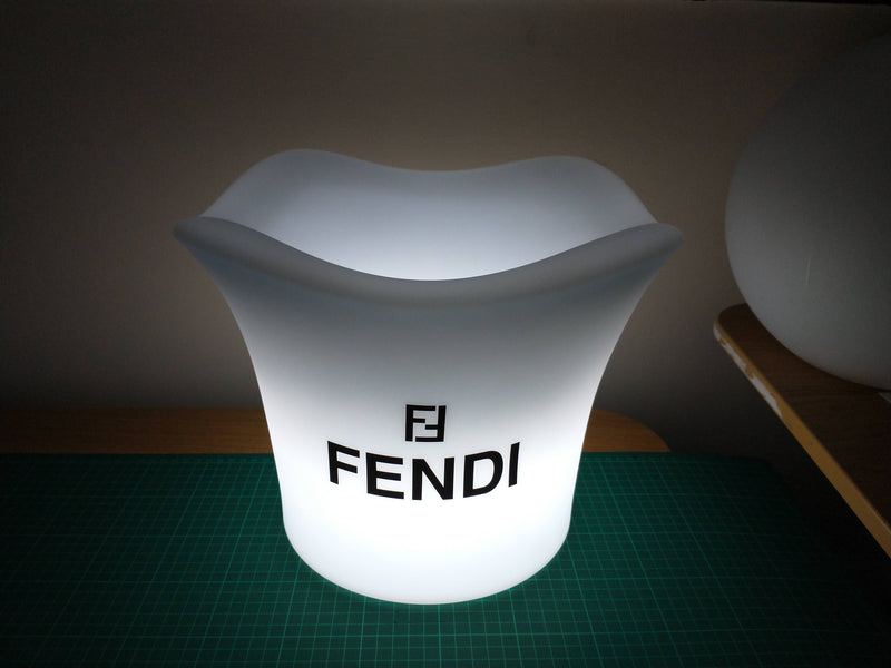 Personalisierte LED Eiskübel, Champagnerkühler & Sektkühler mit Logo und Werbung, einzigartige Tischdeko mit Leuchtkasten für Firmenveranstaltungen