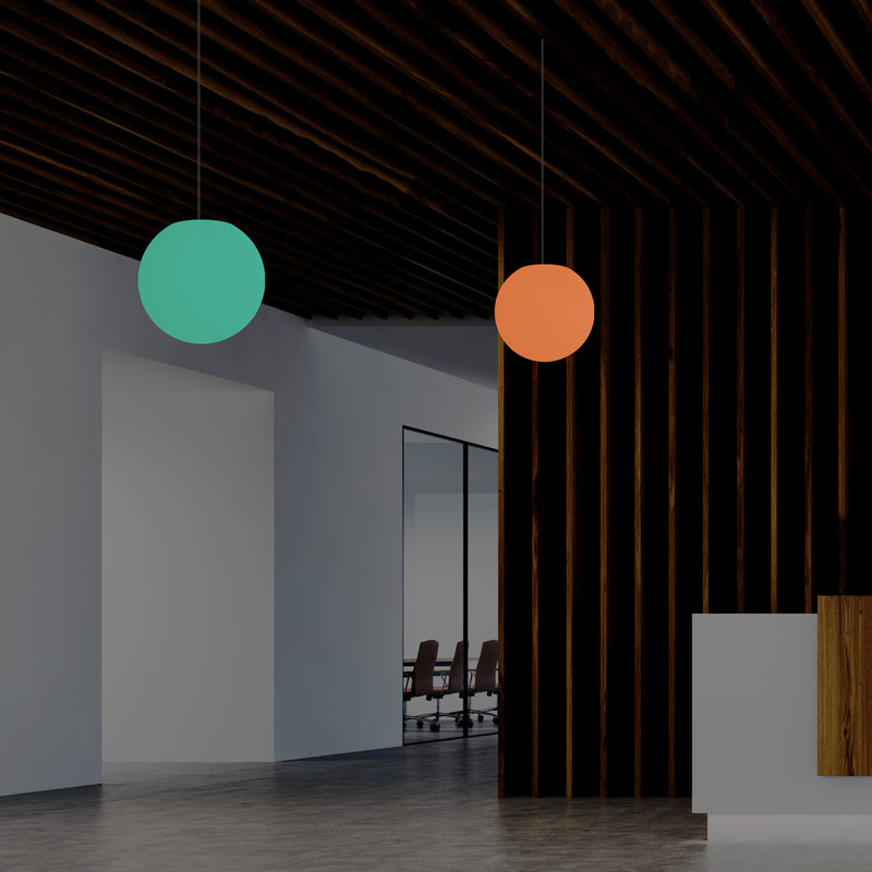 LED Kugel Pendelleuchte, 20 cm große mehrfarbige RGB Hängelampe in Ball Form mit Fernbedienung