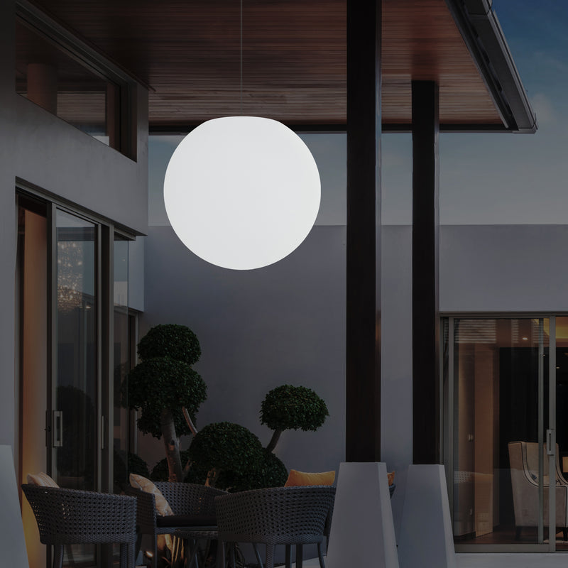 Netzbetriebene Garten Pendelleuchte für den Außenbereich, 50 cm LED Kugel Hängeleuchte, mehrfarbig