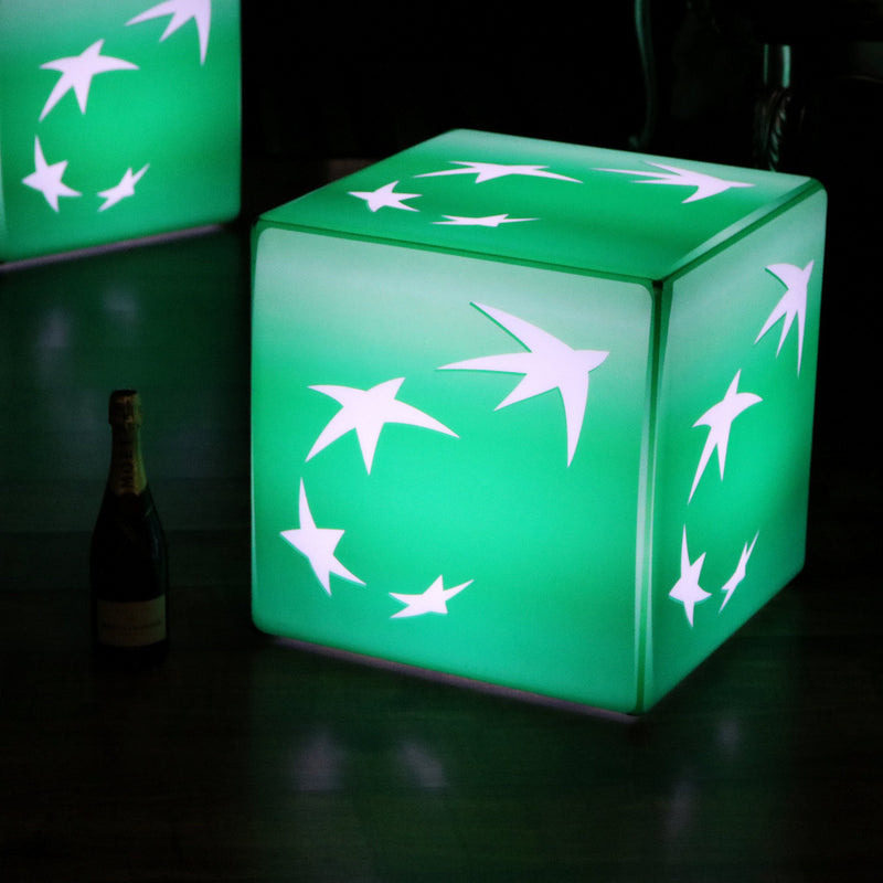 Nach Kundenwunsch gefertigter LED Display-Leuchtwürfel zum Sitzen Stehlampe quadratisch 50 cm