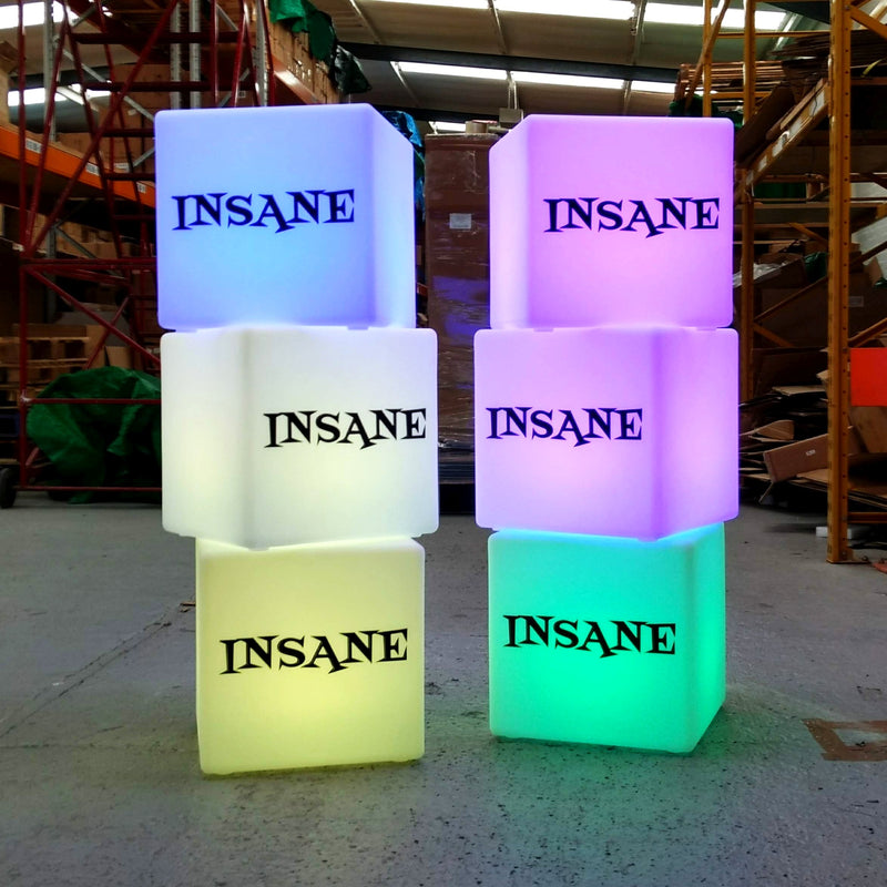 Benutzerdefinierter LED Sitzwürfel, 60 cm großer Leuchthocker mit Logo, wiederaufladbare Lampe