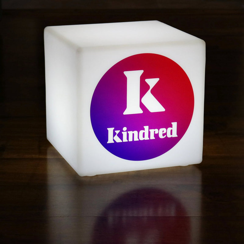 Personalisiertes Werbegeschenk, LED Lichtwerbung mit Farbwechsel, kabelloser Leuchtwürfel 10 x 10 cm